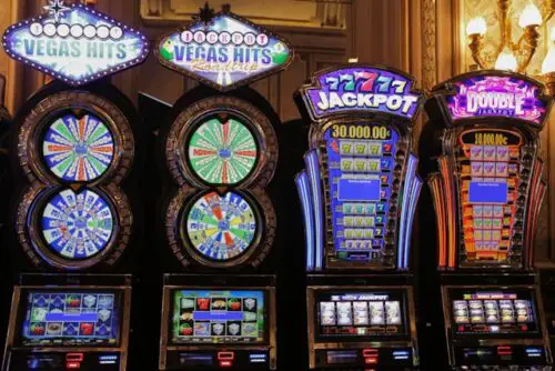 Fire spilleautomater på række på gulvet i Las Vegas